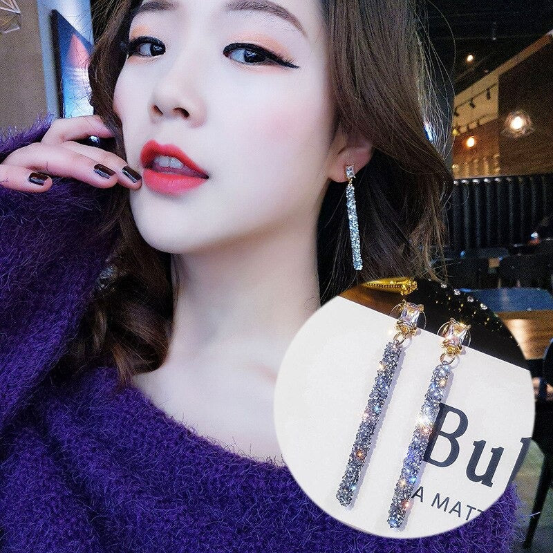 Brillante, mit Strasssteinen besetzte geometrische lange Ohrhänger