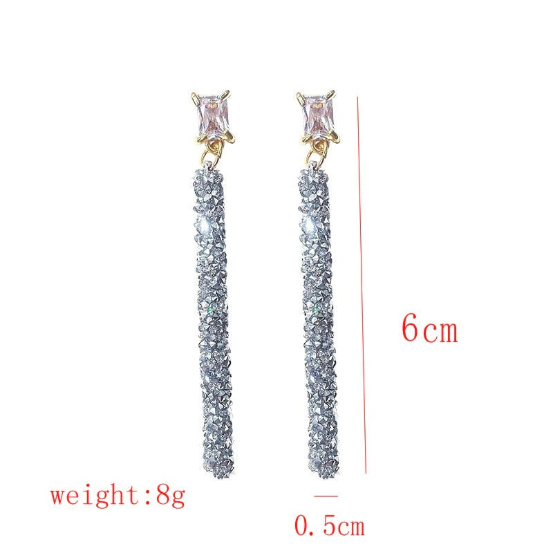 Brillante, mit Strasssteinen besetzte geometrische lange Ohrhänger