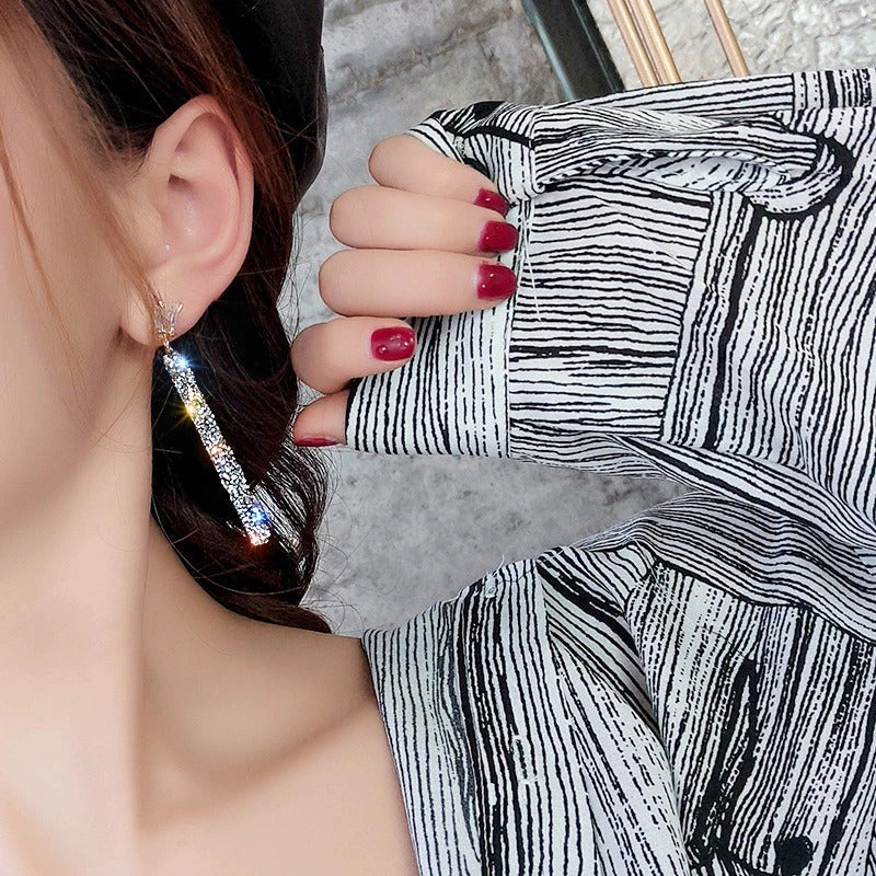 Brillante, mit Strasssteinen besetzte geometrische lange Ohrhänger