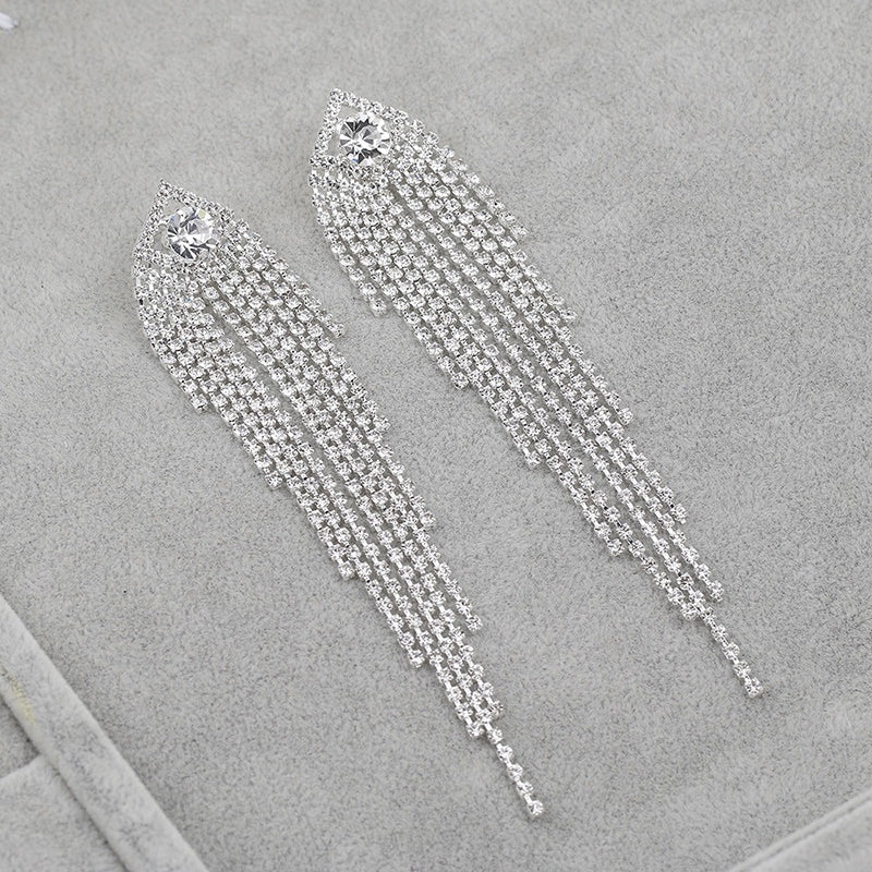 Kollektion brillanter, mit Strasssteinen verzierter, langer Tropfenohrringe mit Quaste