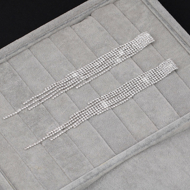 Kollektion brillanter, mit Strasssteinen verzierter, langer Tropfenohrringe mit Quaste