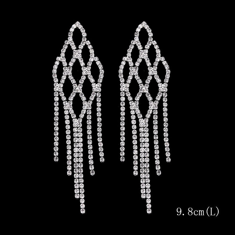 Kollektion brillanter, mit Strasssteinen verzierter, langer Tropfenohrringe mit Quaste