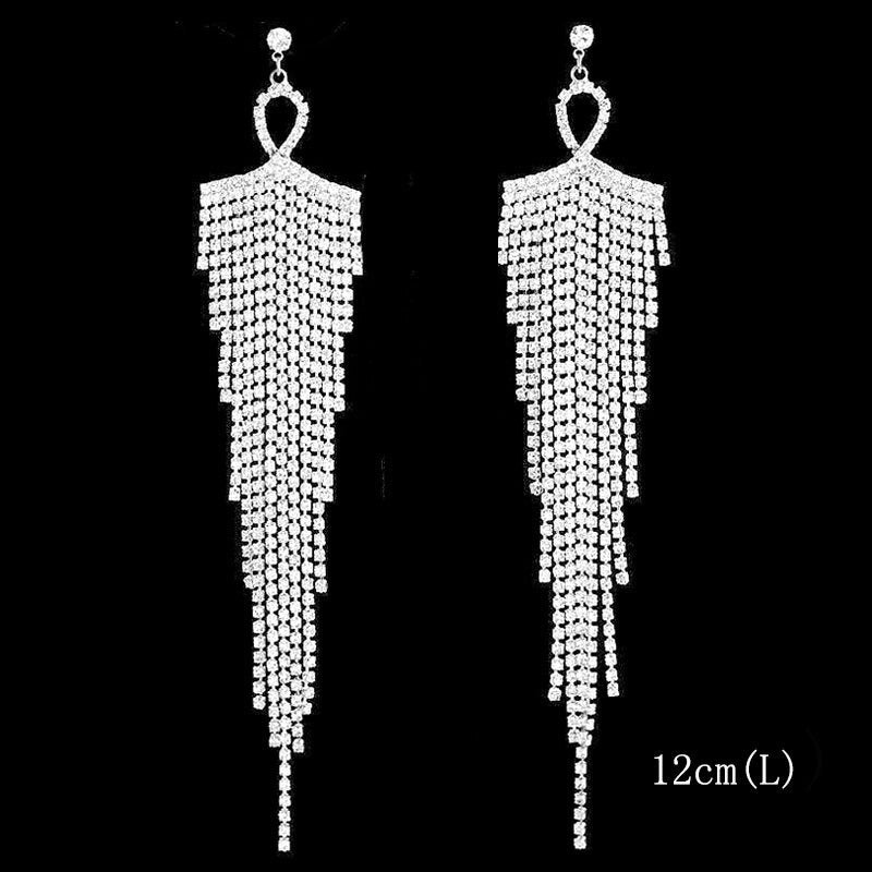 Kollektion brillanter, mit Strasssteinen verzierter, langer Tropfenohrringe mit Quaste