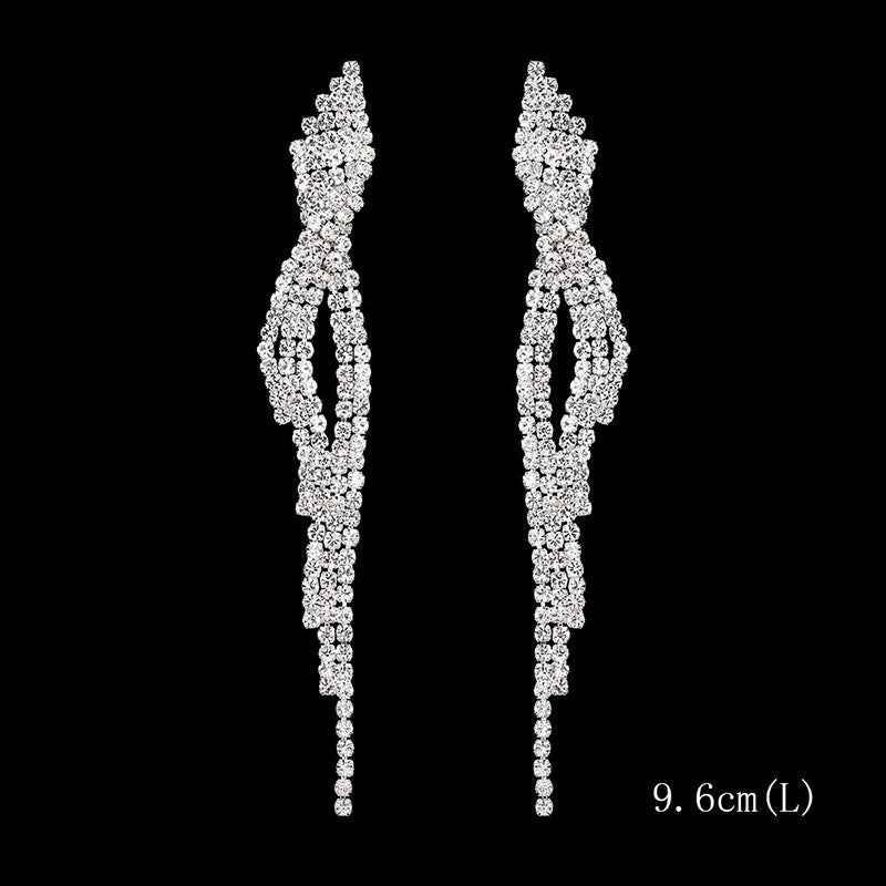 Kollektion brillanter, mit Strasssteinen verzierter, langer Tropfenohrringe mit Quaste