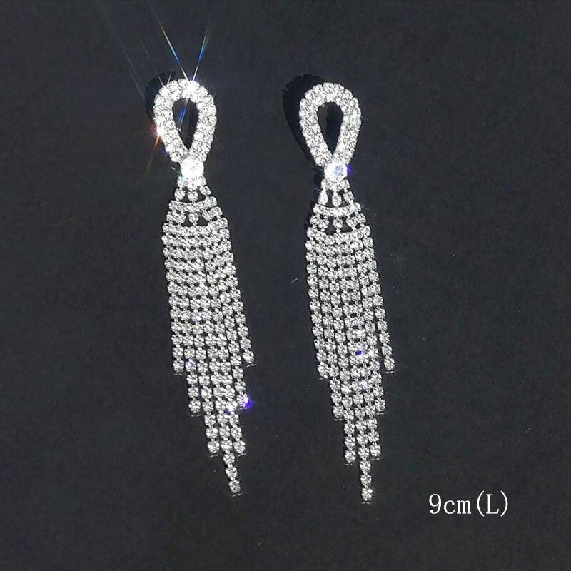 Kollektion brillanter, mit Strasssteinen verzierter, langer Tropfenohrringe mit Quaste