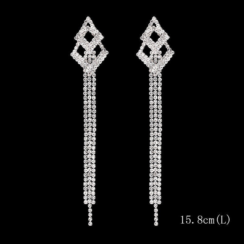 Kollektion brillanter, mit Strasssteinen verzierter, langer Tropfenohrringe mit Quaste