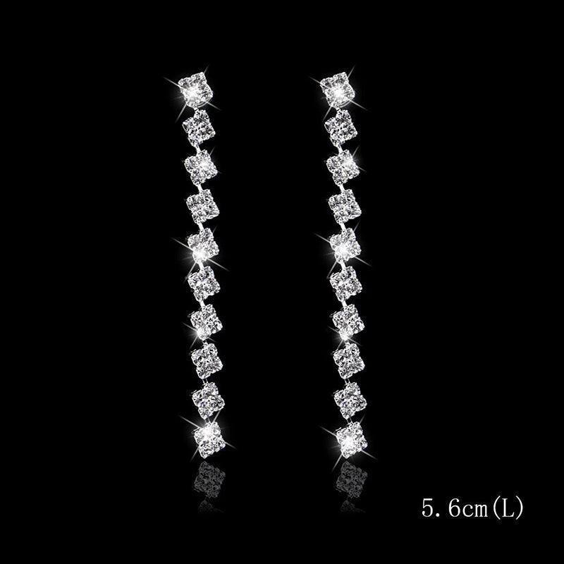 Kollektion brillanter, mit Strasssteinen verzierter, langer Tropfenohrringe mit Quaste