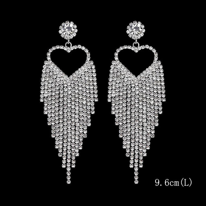 Kollektion brillanter, mit Strasssteinen verzierter, langer Tropfenohrringe mit Quaste