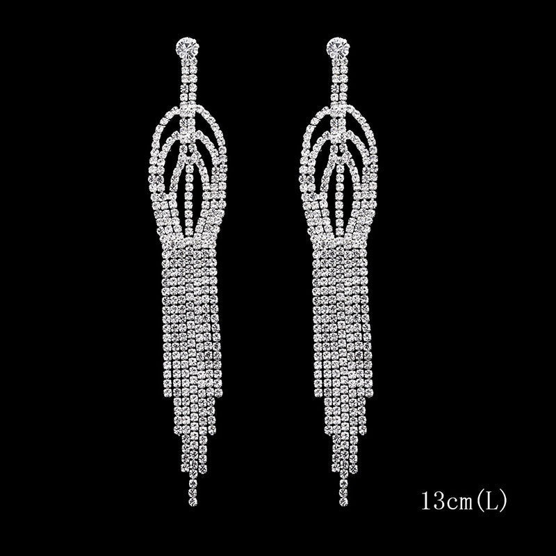 Kollektion brillanter, mit Strasssteinen verzierter, langer Tropfenohrringe mit Quaste