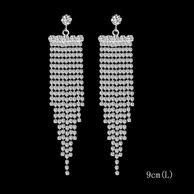 Kollektion brillanter, mit Strasssteinen verzierter, langer Tropfenohrringe mit Quaste