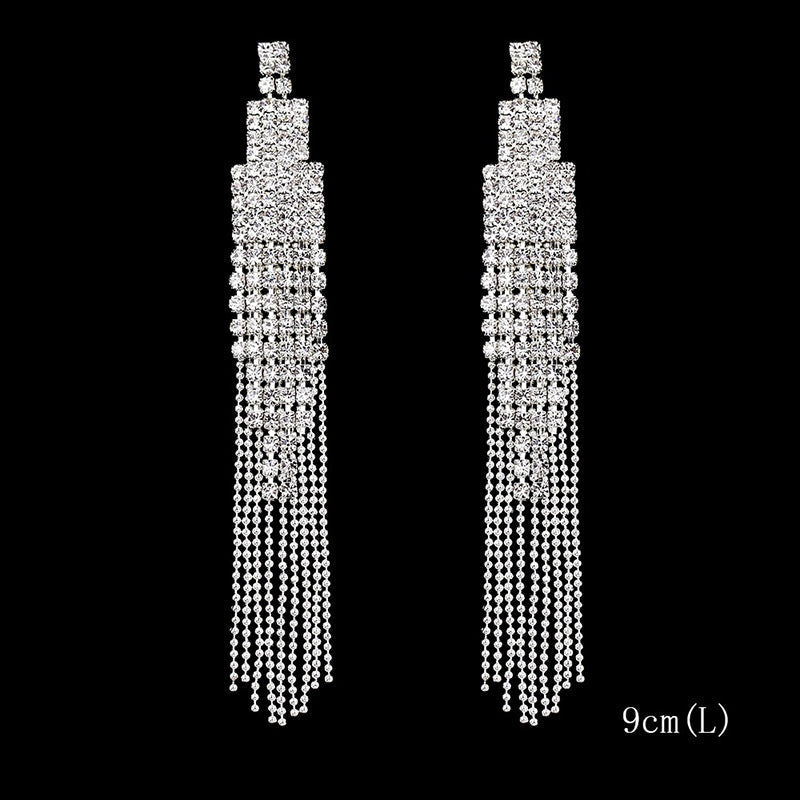 Kollektion brillanter, mit Strasssteinen verzierter, langer Tropfenohrringe mit Quaste