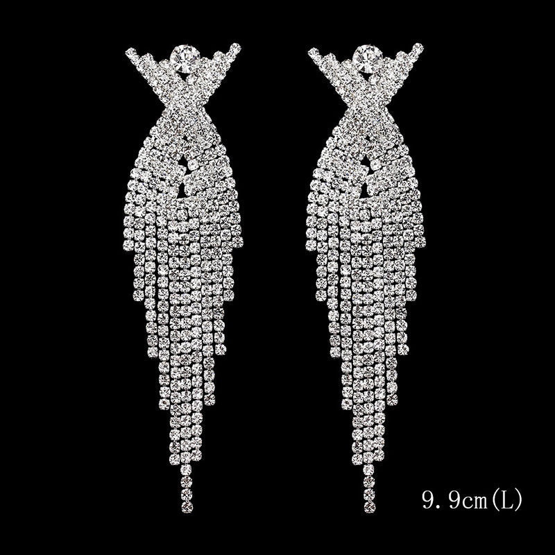 Kollektion brillanter, mit Strasssteinen verzierter, langer Tropfenohrringe mit Quaste