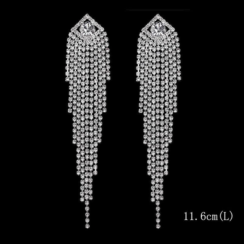 Kollektion brillanter, mit Strasssteinen verzierter, langer Tropfenohrringe mit Quaste