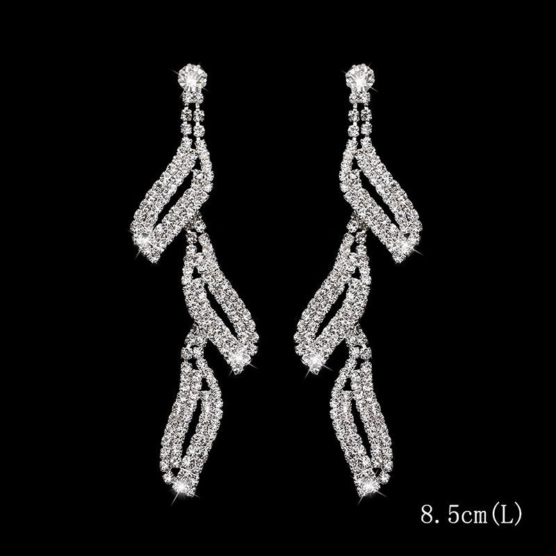 Kollektion brillanter, mit Strasssteinen verzierter, langer Tropfenohrringe mit Quaste