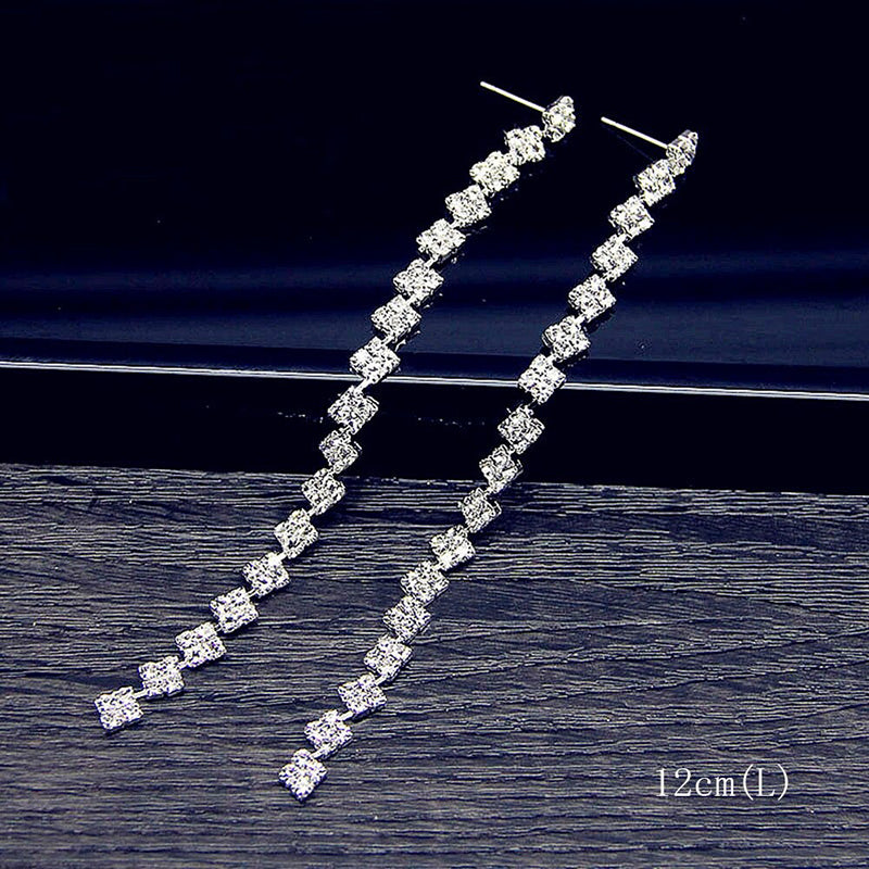 Kollektion brillanter, mit Strasssteinen verzierter, langer Tropfenohrringe mit Quaste