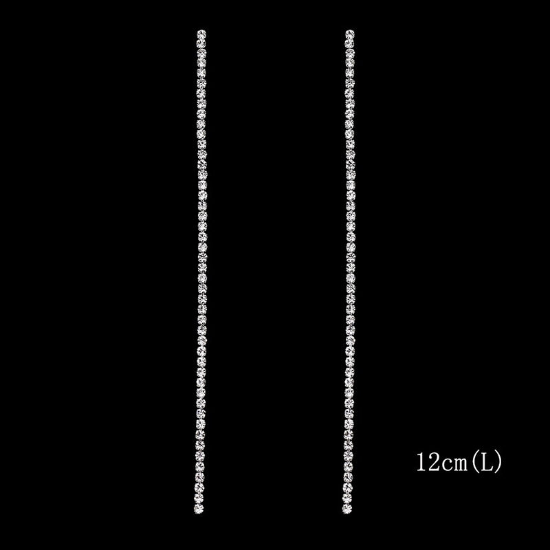 Kollektion brillanter, mit Strasssteinen verzierter, langer Tropfenohrringe mit Quaste