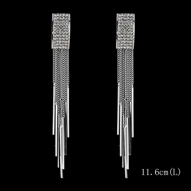 Kollektion brillanter, mit Strasssteinen verzierter, langer Tropfenohrringe mit Quaste