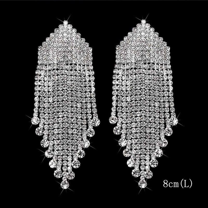 Kollektion brillanter, mit Strasssteinen verzierter, langer Tropfenohrringe mit Quaste