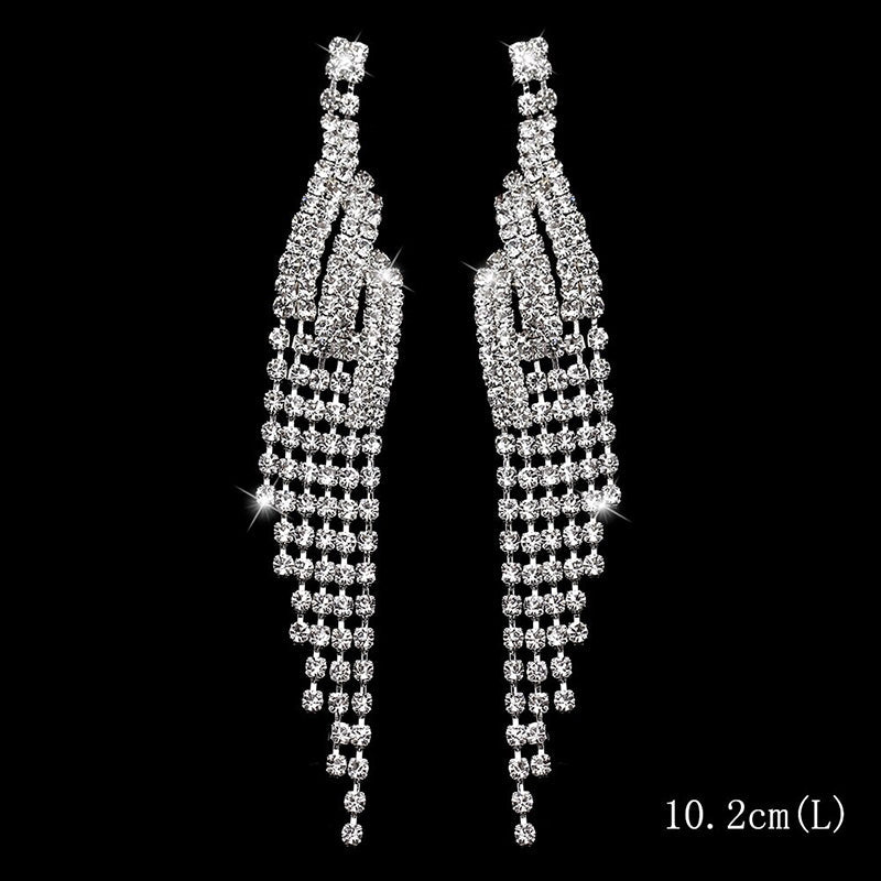 Kollektion brillanter, mit Strasssteinen verzierter, langer Tropfenohrringe mit Quaste
