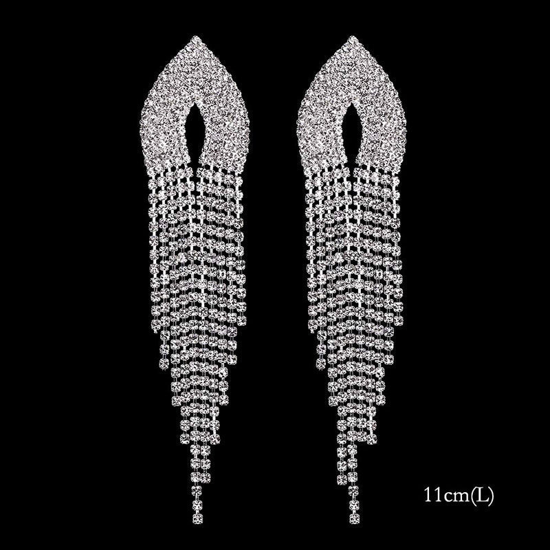 Kollektion brillanter, mit Strasssteinen verzierter, langer Tropfenohrringe mit Quaste
