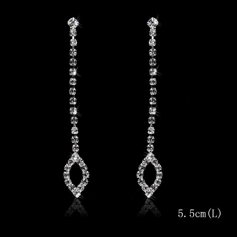 Kollektion brillanter, mit Strasssteinen verzierter, langer Tropfenohrringe mit Quaste