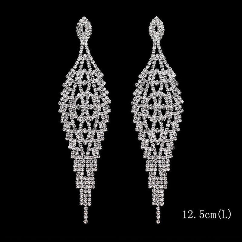 Kollektion brillanter, mit Strasssteinen verzierter, langer Tropfenohrringe mit Quaste