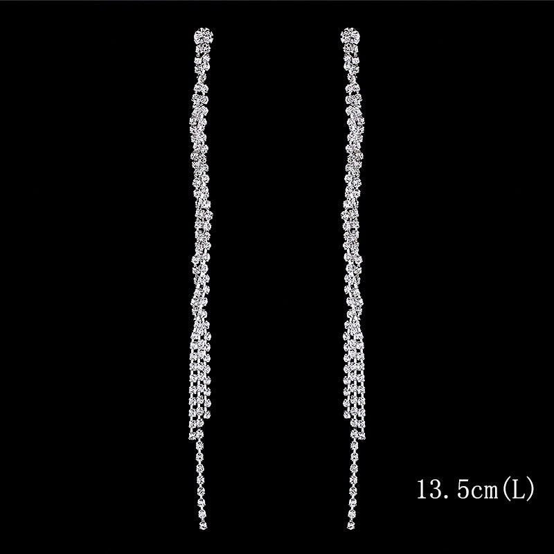 Kollektion brillanter, mit Strasssteinen verzierter, langer Tropfenohrringe mit Quaste