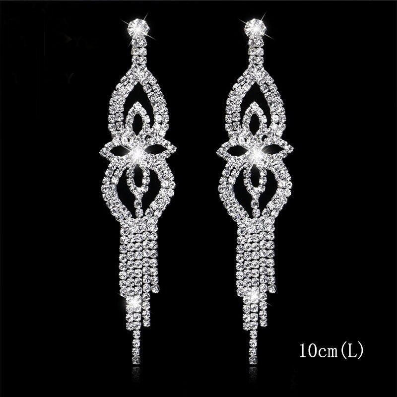 Kollektion brillanter, mit Strasssteinen verzierter, langer Tropfenohrringe mit Quaste