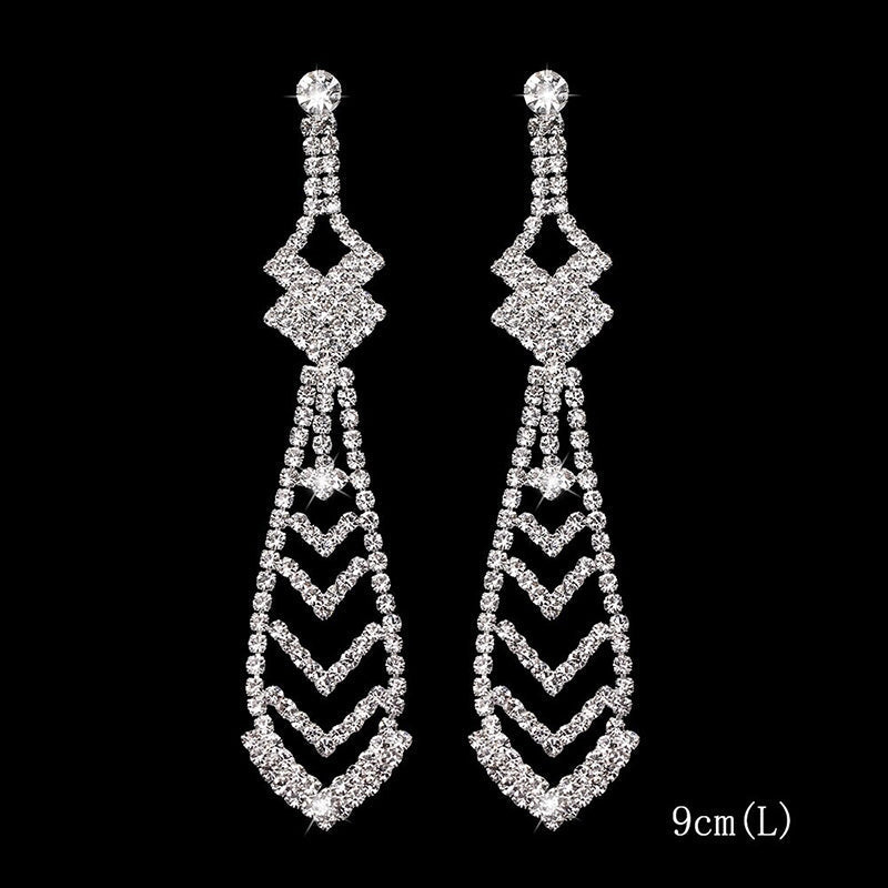 Kollektion brillanter, mit Strasssteinen verzierter, langer Tropfenohrringe mit Quaste