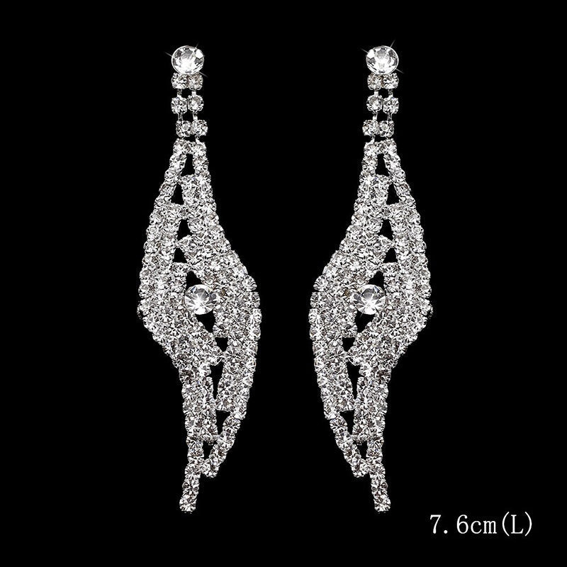Kollektion brillanter, mit Strasssteinen verzierter, langer Tropfenohrringe mit Quaste