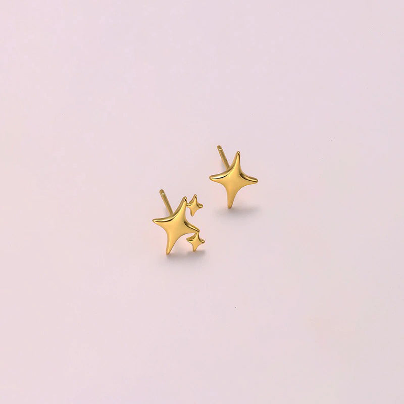 Süße und kleine asymmetrische Ohrstecker in Sternform