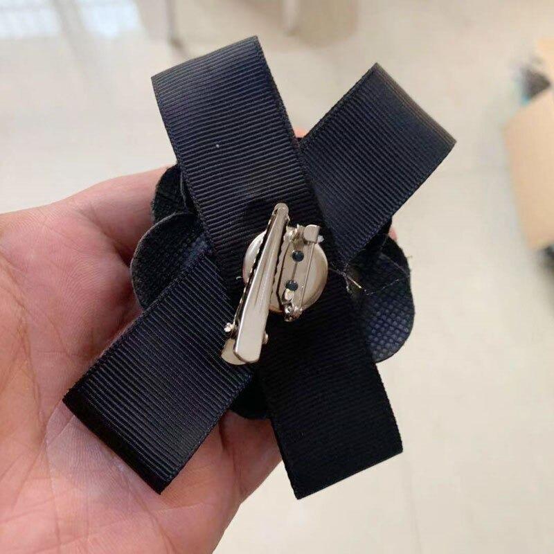 Kamelienblüte mit Perlenbrosche