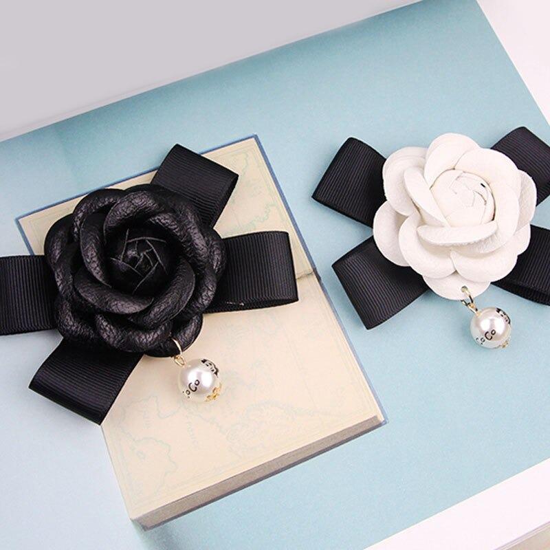 Kamelienblüte mit Perlenbrosche