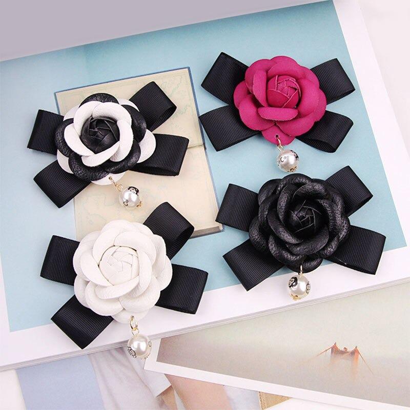 Kamelienblüte mit Perlenbrosche