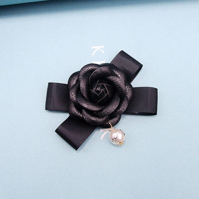 Kamelienblüte mit Perlenbrosche