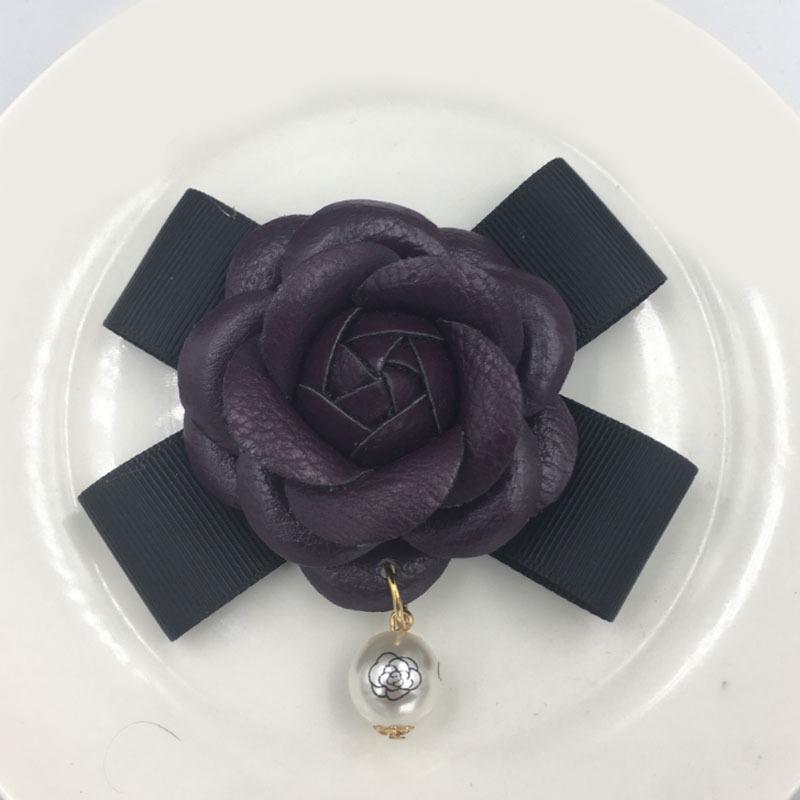 Kamelienblüte mit Perlenbrosche