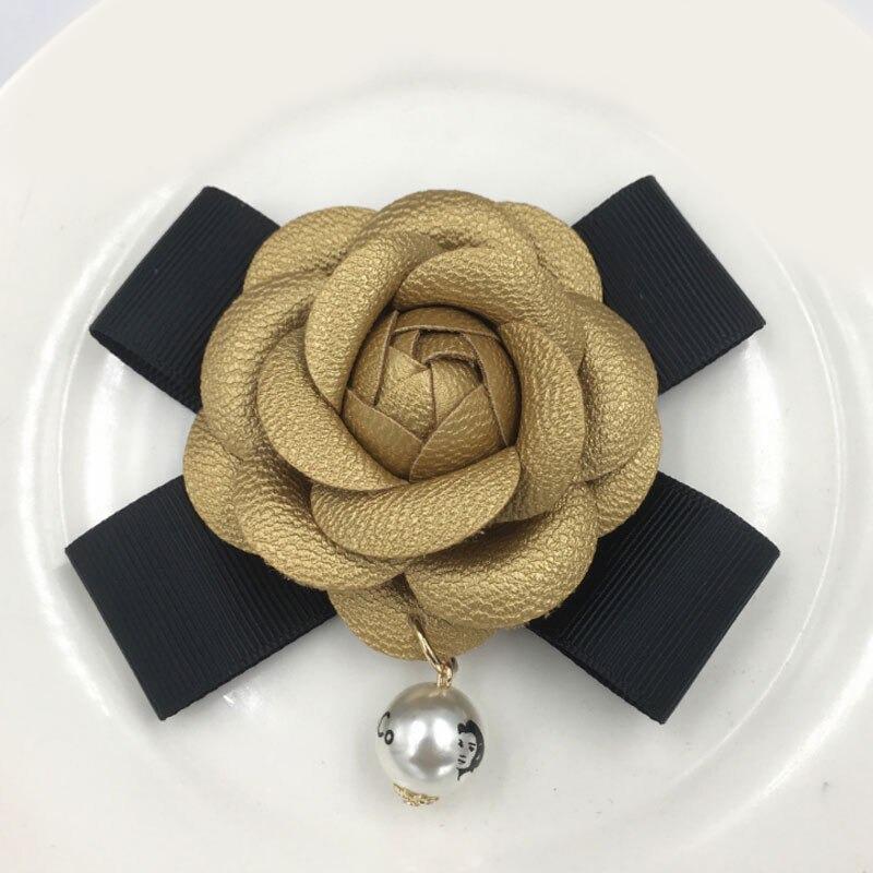 Kamelienblüte mit Perlenbrosche