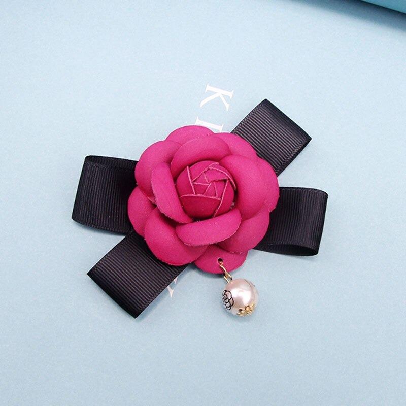 Kamelienblüte mit Perlenbrosche