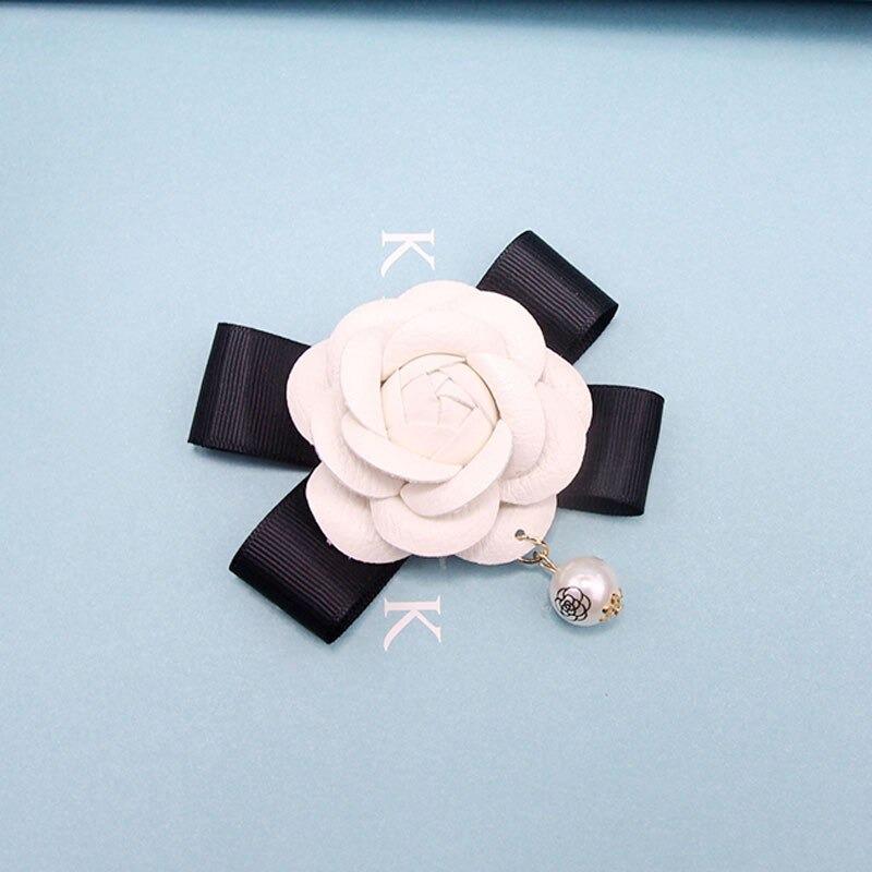 Kamelienblüte mit Perlenbrosche