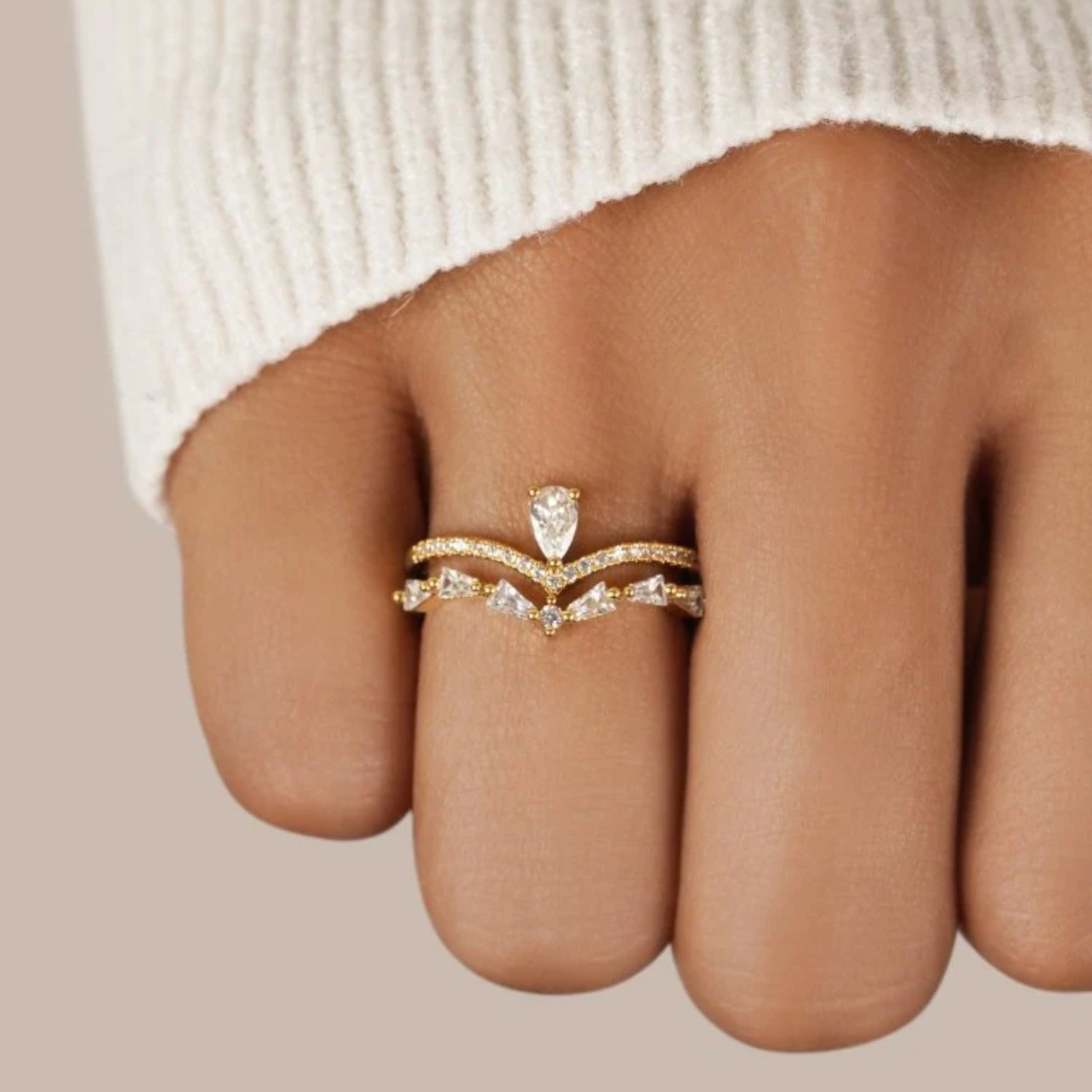 Goldring mit Kristallkrone