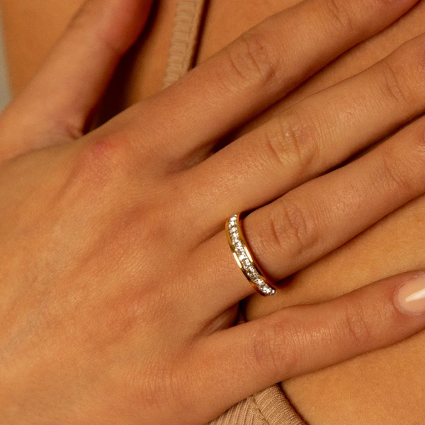 Ring mit Vollsteinen und Zirkonia