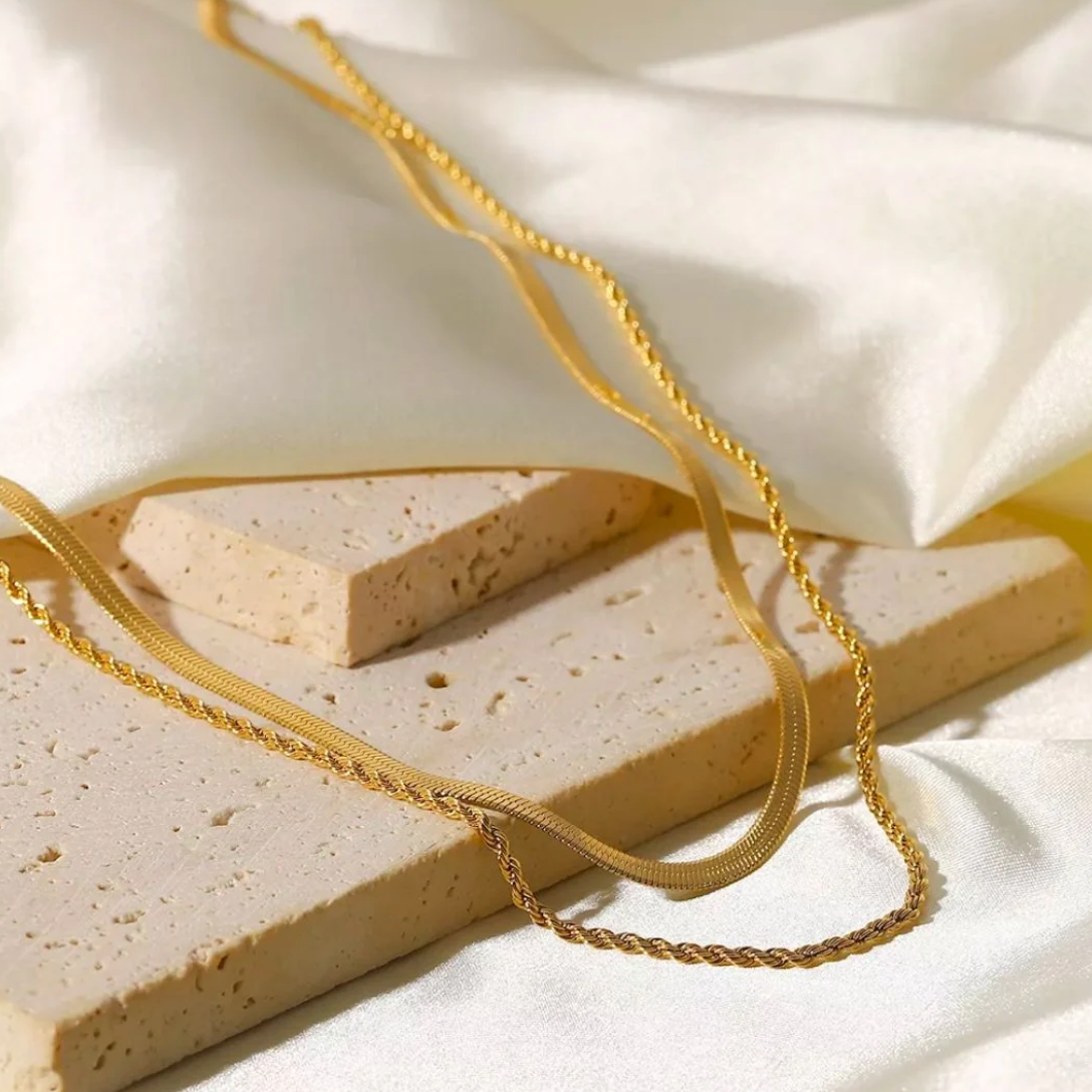 Schlangenkette und gedrehte Halskette