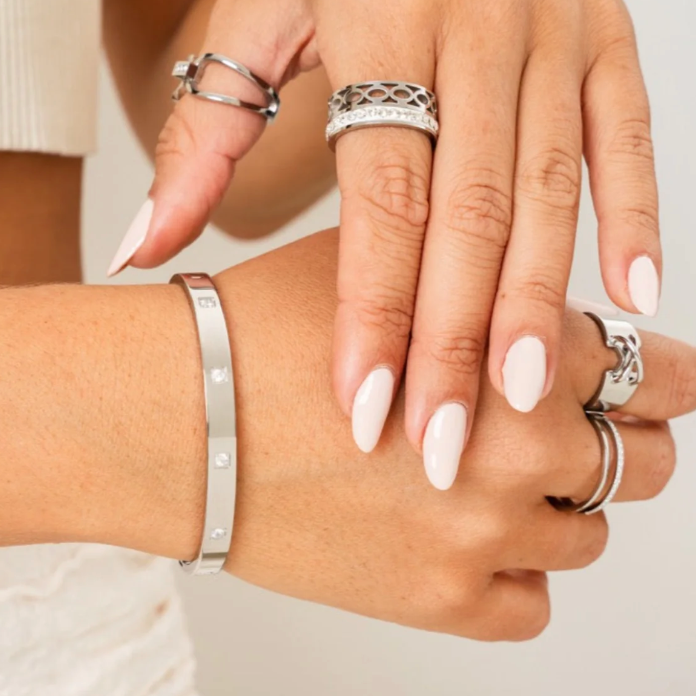 Quadratisches Charm-Armband mit Kristallen