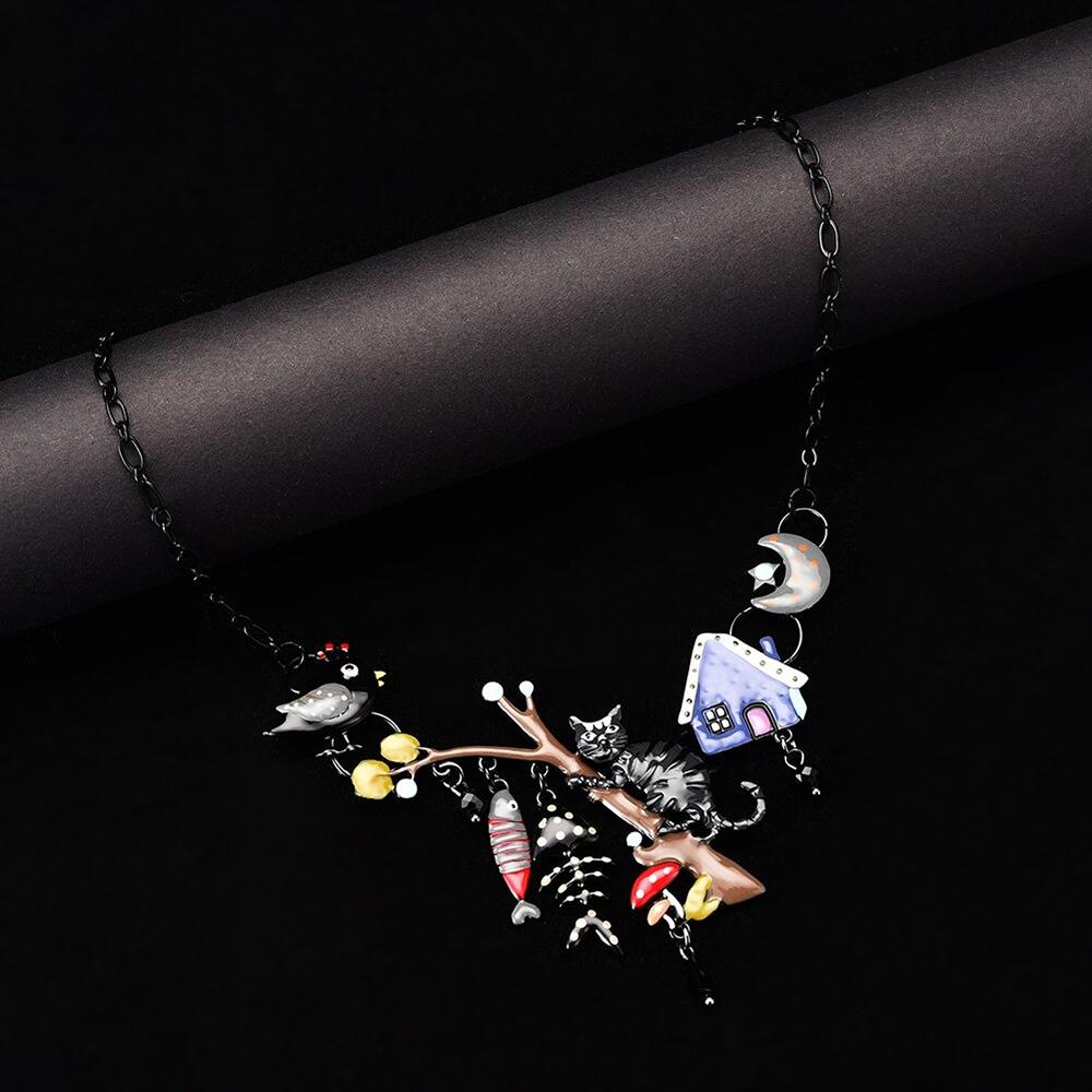 Halskette mit Emaille-Anhänger „Katze mit Fischgräte und Vogel“