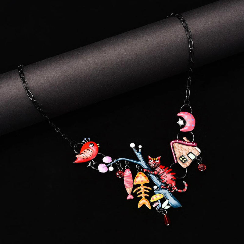 Halskette mit Emaille-Anhänger „Katze mit Fischgräte und Vogel“