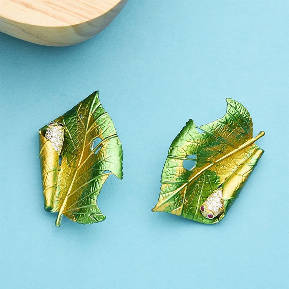 Emaille-Brosche mit Raupe im Blatt