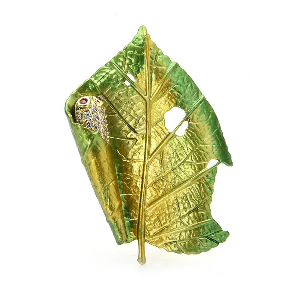 Emaille-Brosche mit Raupe im Blatt