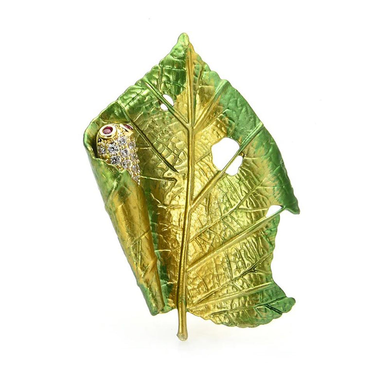Emaille-Brosche mit Raupe im Blatt