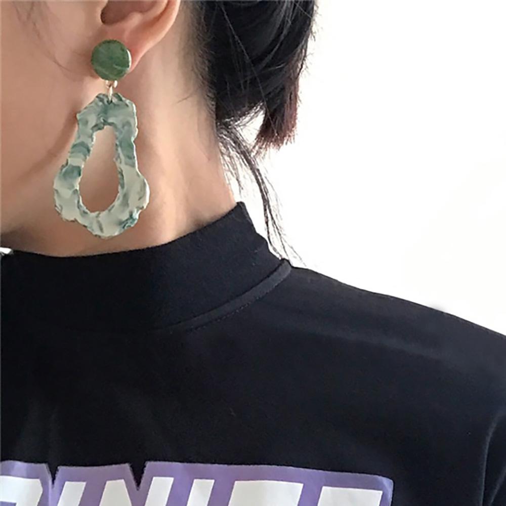 Charismatische lange Tropfenohrringe aus Kunstharz