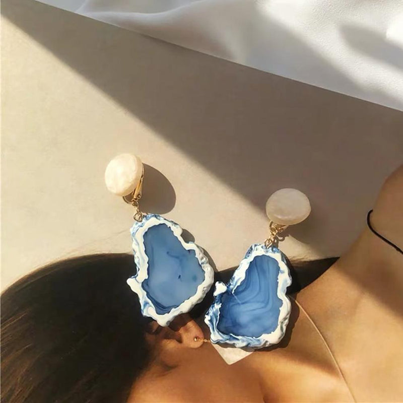 Charismatische lange Tropfenohrringe aus Kunstharz